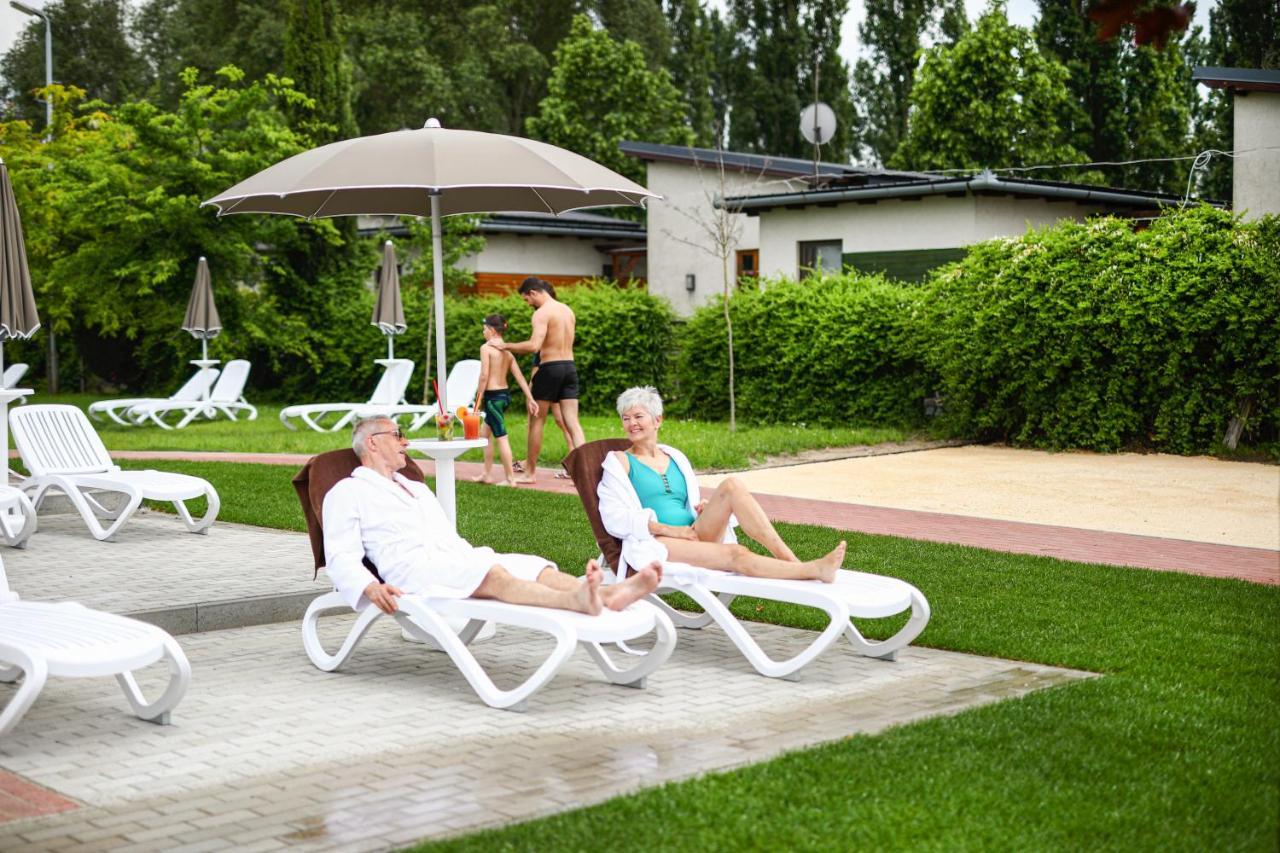 Barack Thermal & Natura Apartments Tiszakécske Buitenkant foto